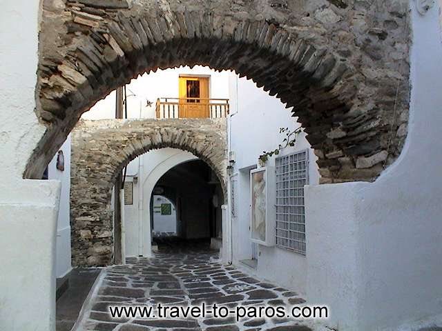 NARROW PATHWAY AND ARC - The voltaic arcs that characterize the local architecture contribute in the creation of romantic atmosphere.